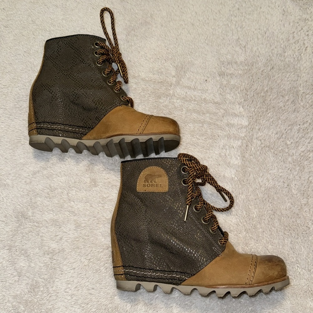 EUC Sorel 1964 Premium Wedge Booties Elk Grey Faux Snakeskin Waterproof Leather - Picture 1 of 9